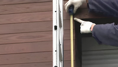 Fixation encoche première platine sur porte