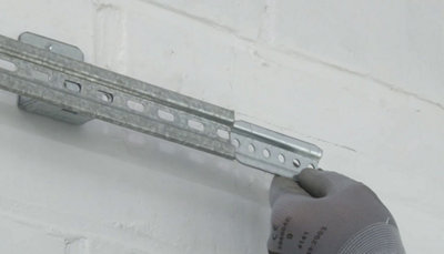 Commencez par fixer le rail latéral sur les brides