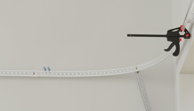 Pour maintenir en position ces rails pendant que vous accrochez le rail