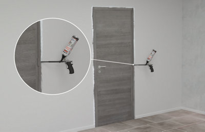 Zoom application mousse expansive autour du bloc porte