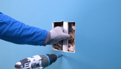 fixation montant dans le mur