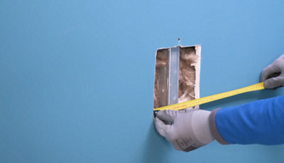 mesure avec mètre longueur du trou