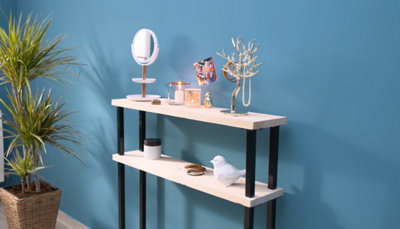 mur bleu avec meuble et décorations dessus