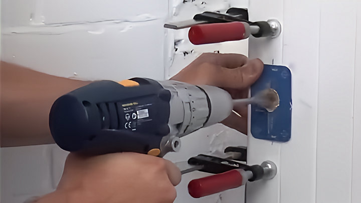 Perçage de la porte à l'aide du gabarit et fixation serre-joint