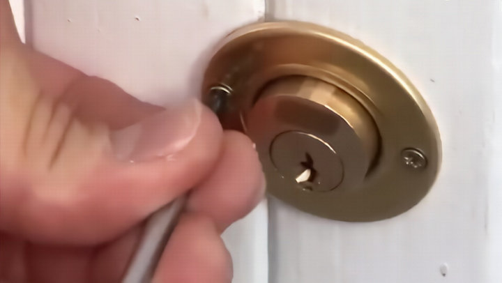 Fixation avec tournevis de la rosace sur la porte extérieure
