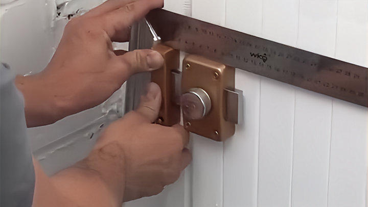 Placement de la gâche avec une équerre sur le montant de la porte