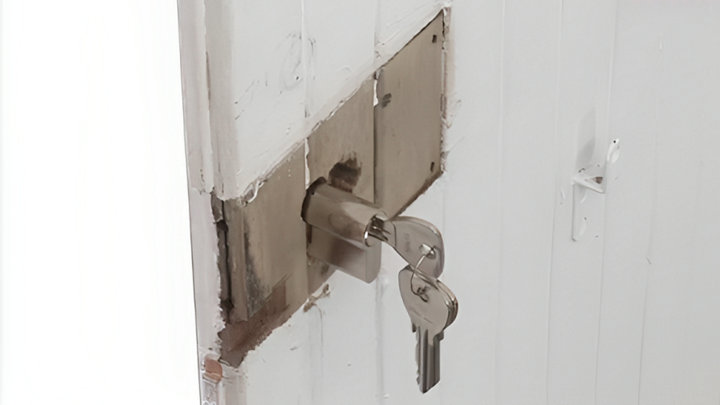 Vérification disposition cylindre dans le trou de la porte