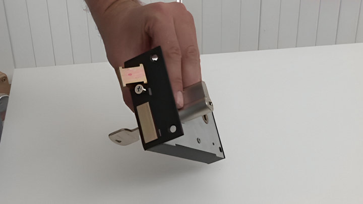 Insersion de la clé dans le nouveau boitier
