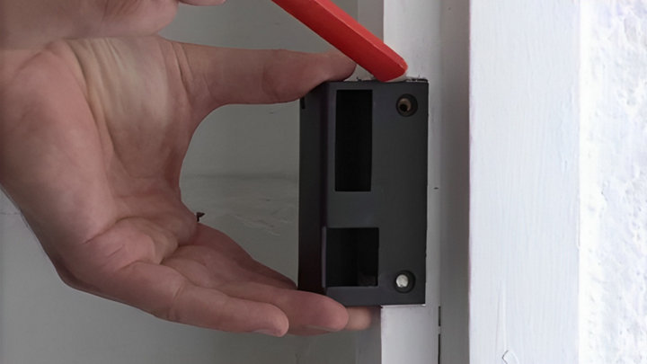 Traçage des repères de la gâche sur la porte avec un crayon