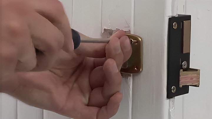Vissage de la rosace sur la porte