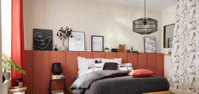 Chambre avec un lit et des cadres au dessus de la tête de lit