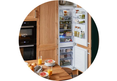 Porte de réfrigérateur ouverte dans cuisine bois