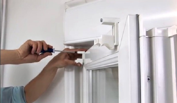 Comment démonter un store intérieur fixé sur un battant de fenêtre ou une porte-fenêtre ?