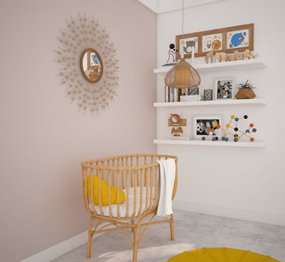 Lit en rotin chambre bébé ton rose pale et blanc