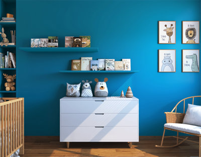 Chambre et étagères bleu avec commode blanche