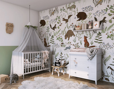 Chambre bébé avec lit et commode à langer thème animaux forêt