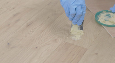 Appliquez le mastic dans le trou