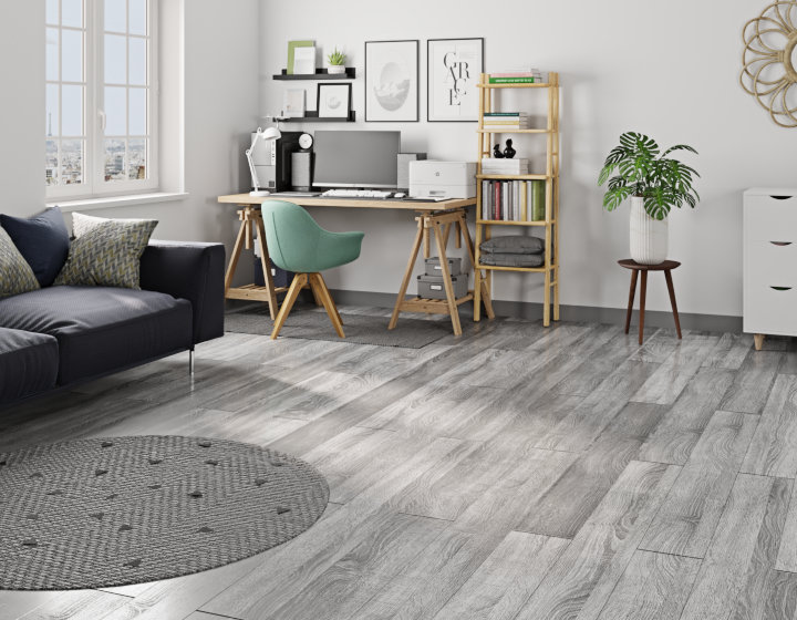 Pièce avec parquet canapé bureau
