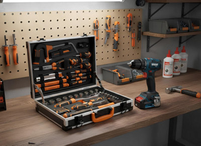 Une mallette d'outils posée sur un atelier