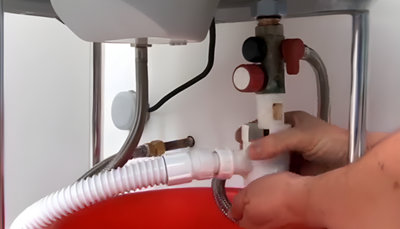 Personne démontant siphon chauffe-eau