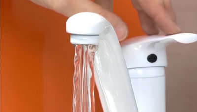 Personne ouvrant son robinet d'eau
