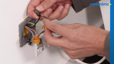 Raccordement des fils électriques de phase et de neutre pour une sortie de câble murale.