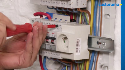 Comment visser et serrer les bornes d'un disjoncteur dans un tableau électrique.