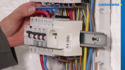 Découvrez comment installer et raccorder des disjoncteurs et une prise modulaire sur rail DIN dans un tableau électrique.