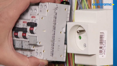 Comment installer des modules AEG et une prise sur rail DIN dans un tableau électrique.