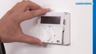 Comment fixer un programmateur de chauffage sur son socle mural.