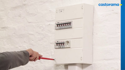 Installation et montage d'un tableau électrique par un électricien à l'aide d'un tournevis,