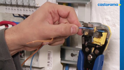 Comment dénuder un câble électrique avec une pince à dénuder automatique.