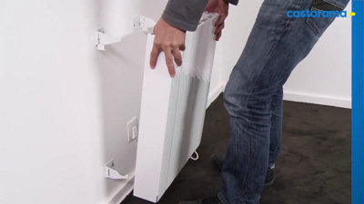 Fixation et accrochage d'un radiateur électrique mural sur ses pattes de support.