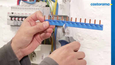Comment découper un peigne de raccordement électrique pour disjoncteurs.