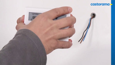 Installation et pose d'un programmateur d'ambiance mural pour chauffage électrique.