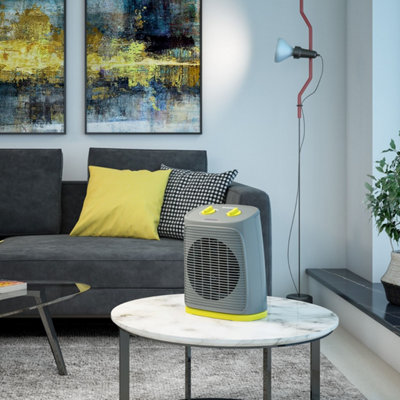 Radiateur électrique sur une table dans le salon