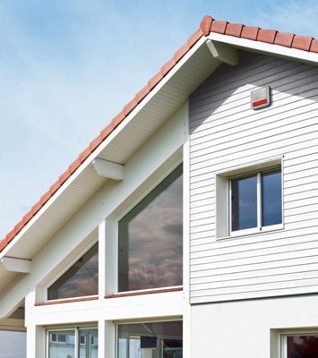 Alarme installée en extérieur sur la façade d'une maison
