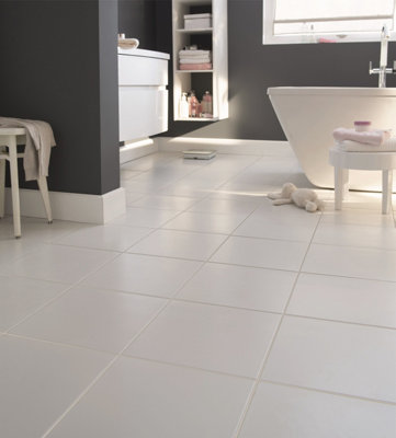 Salle de bains avec des carreaux de carrelage standards
