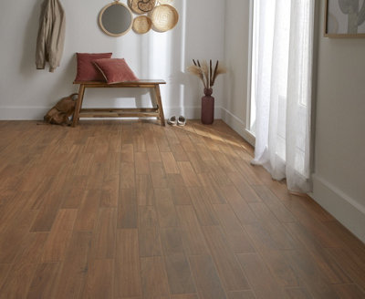 Un carrelage imitation bois dans un vaste salon ouvert