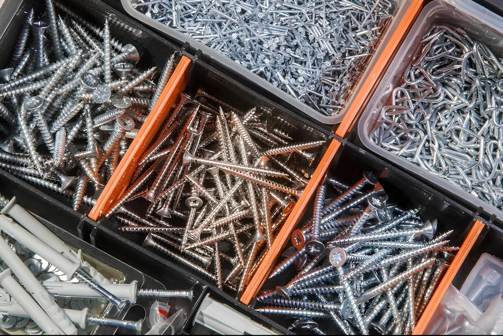 De multiples vis et clous dans une boîte