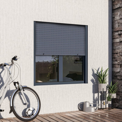 Zoom sur un volet roulant sur une fenêtre de maison