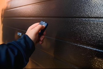 Une porte de garage s'ouvre grâce à une télécommande
