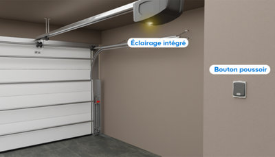 Une porte de garage s'ouvre grâce à un bouton poussoir à l'intérieur du garage, couplé avec un éclairage LED