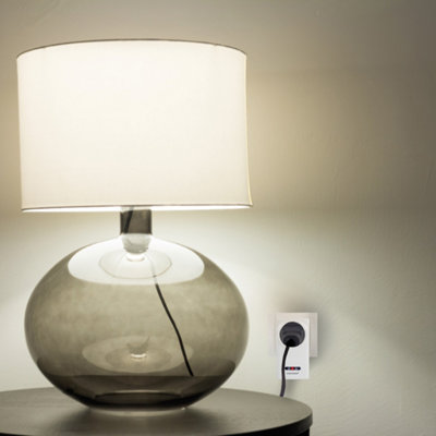 Une prise avec variateur intégré pour une lampe dans un salon