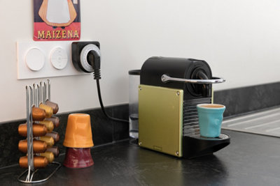 Une prise programmable dans une cuisine pour une machine à café