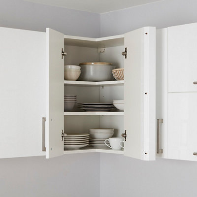 Caisson d'angle haut de cuisine ouvert avec de la vaisselle