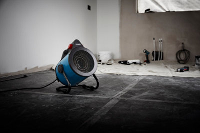 Chauffage de chantier bleu dans une salle en travaux