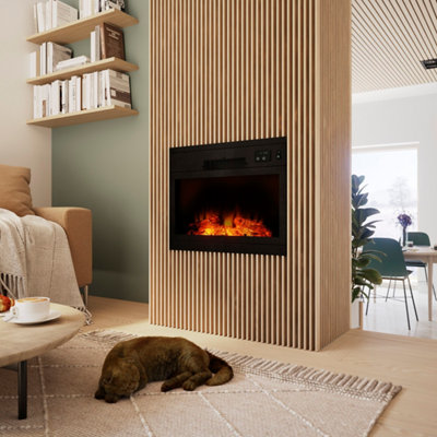 Cheminée électrique sur un mur en tasseaux de bois dans un salon