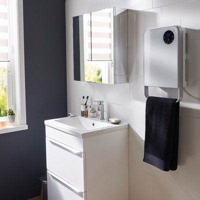 Chauffage d'appoint soufflant avec porte serviette dans une salle de bain