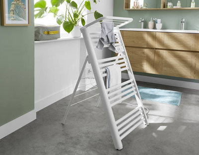 Sèches-serviettes mobile dans une salle de bain